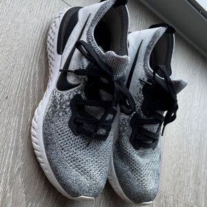 Nike women tennis shoes